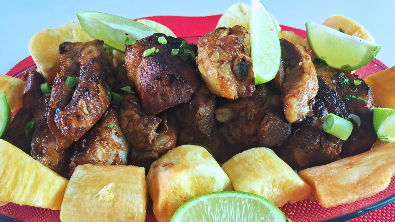 Costelinha Suína Frita com Mandioca: Da Roça ao Boteco, o Turismo Gastronômico do Interior Paulista e Mineiro